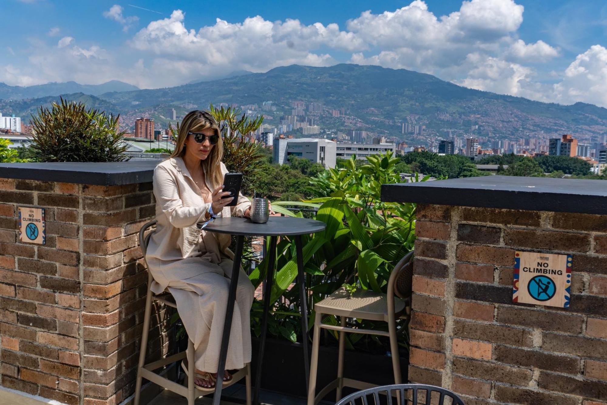 Los Patios Cool Living Medellin Bagian luar foto